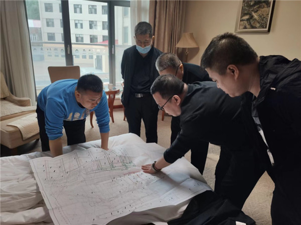 山東科技大學(xué)實(shí)用礦山壓力研究中心主任石永奎教授、郝建博士應(yīng)邀赴龍煤雙鴨山礦業(yè)集團(tuán)進(jìn)行技術(shù)交流