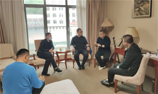 山東科技大學(xué)實用礦山壓力研究中心主任石永奎教授、郝建博士應(yīng)邀赴龍煤雙鴨山礦業(yè)集團(tuán)進(jìn)行技術(shù)交流